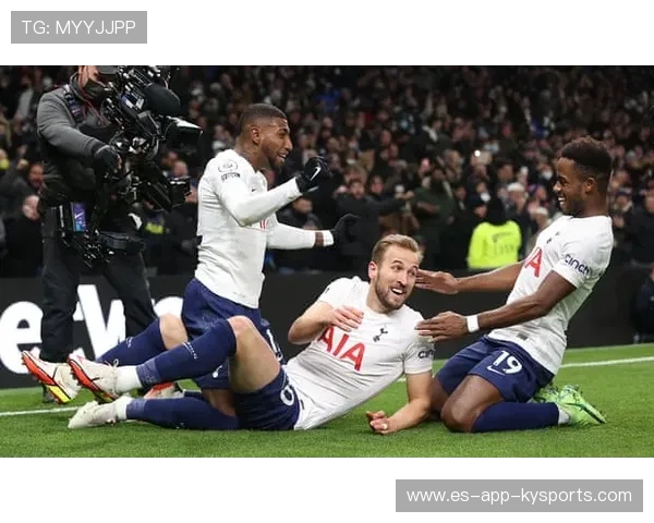 阿诺德横传助攻利物浦门前头球破网 阿诺德横传助攻利物浦门前头球破网